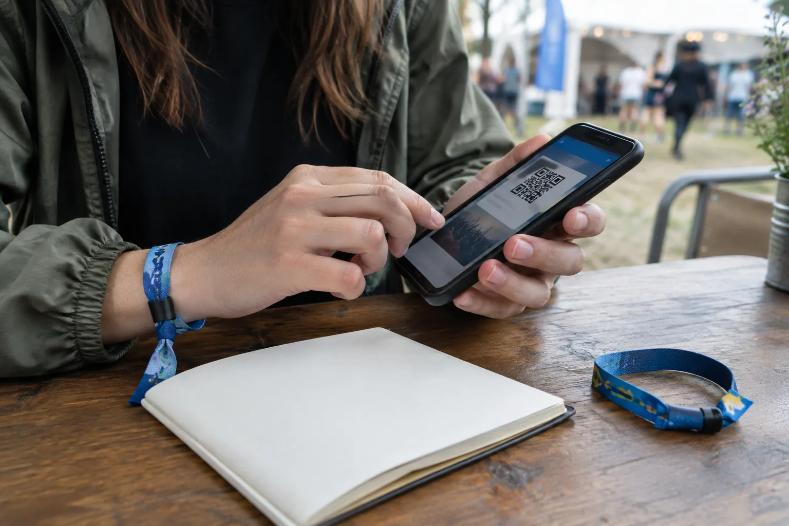 Une personne vérifie les détails d’un billet de festival sur son téléphone.